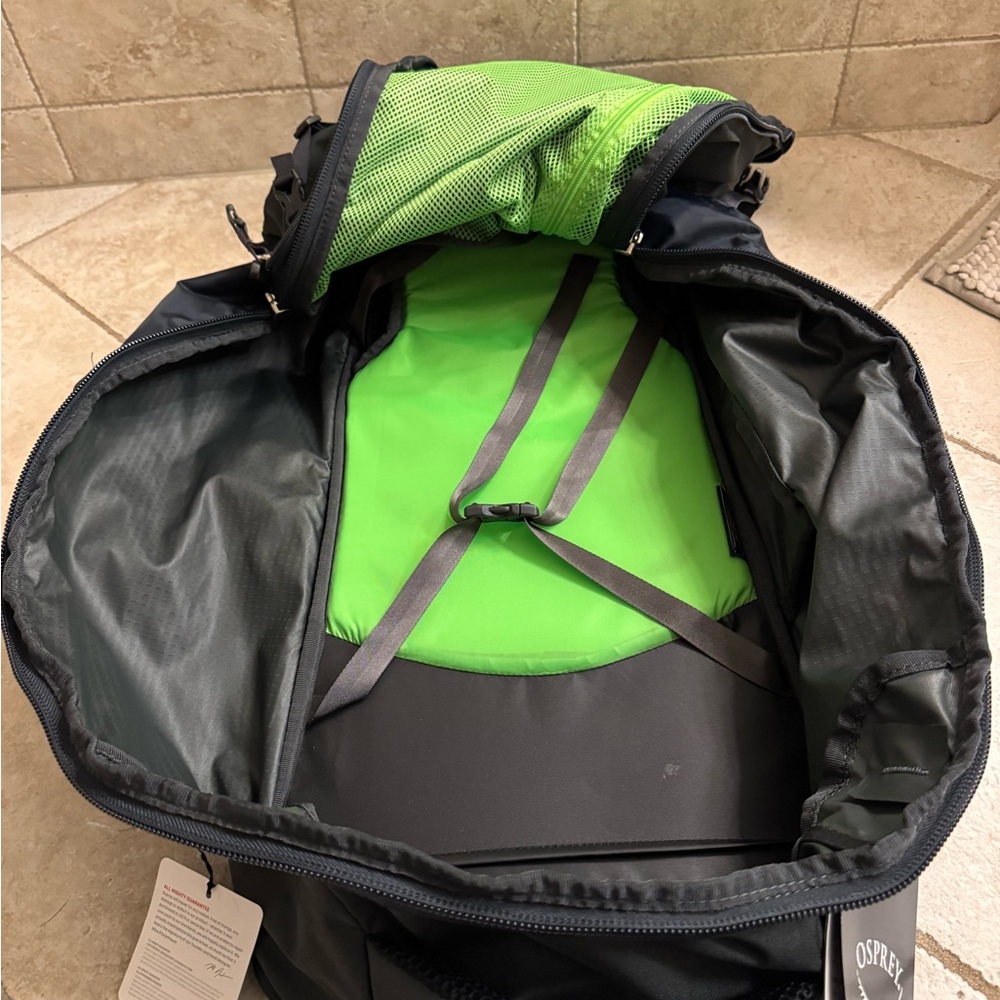 OSPREY Backpack in Black and Green
